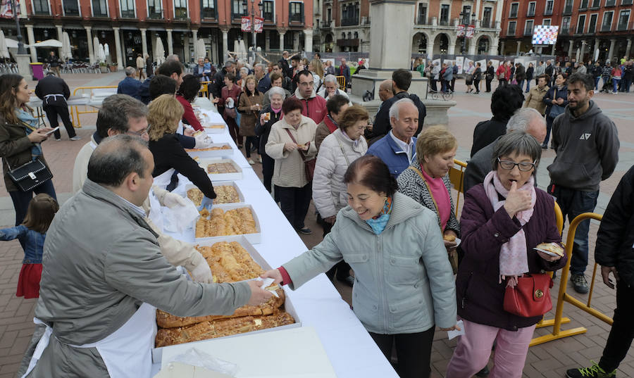 Degustación popular del dulce de la corona de San Pedro Regalado en la Plaza Mayor con motivo de las fiestas del patrón
