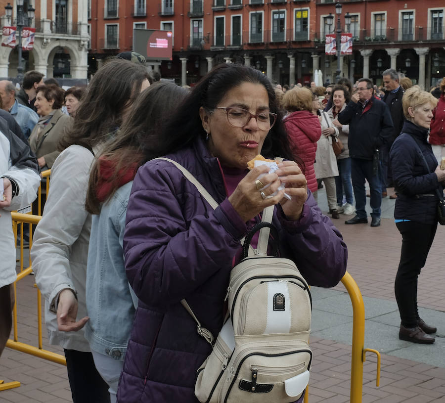 Degustación popular del dulce de la corona de San Pedro Regalado en la Plaza Mayor con motivo de las fiestas del patrón