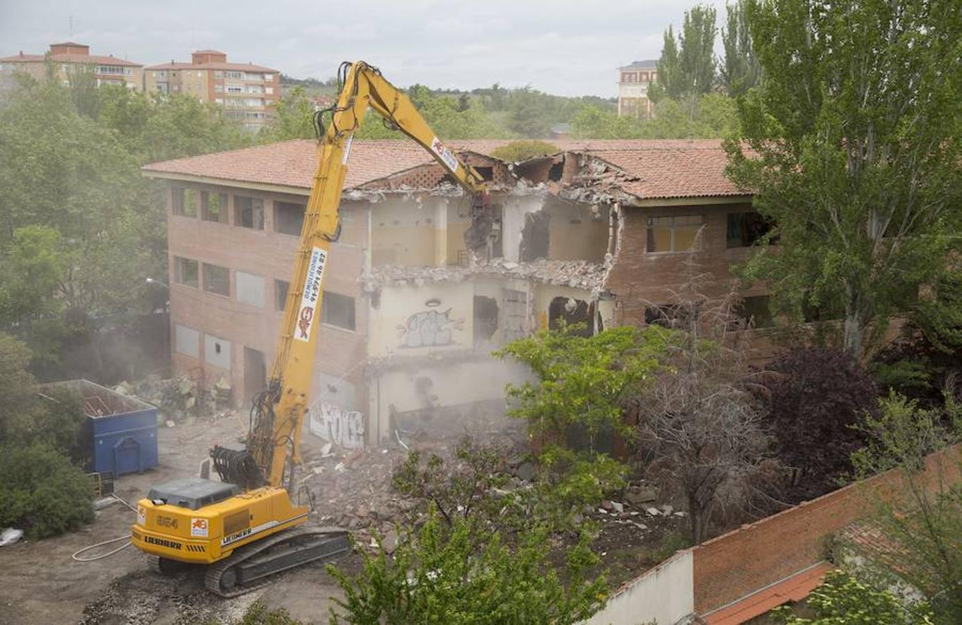 Una máquina retroexcavadora ha iniciado el derribo del antiguo Instituto Santa Teresa en Valladolid.