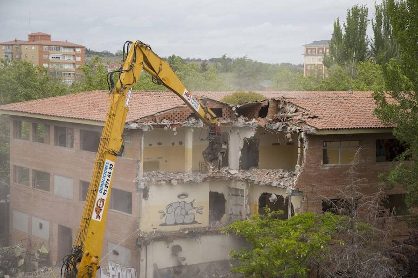 Una máquina retroexcavadora ha iniciado el derribo del antiguo Instituto Santa Teresa en Valladolid.