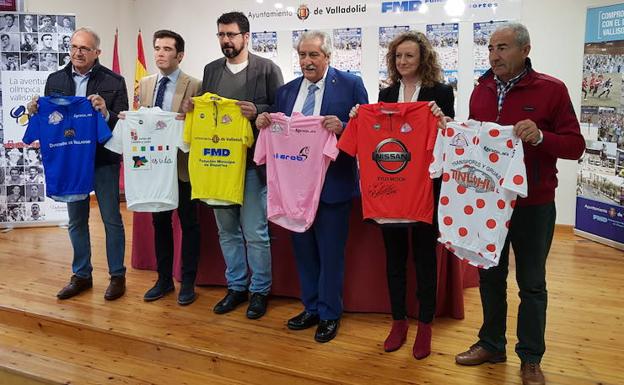 José Luis López Cerrón; Alfonso Lahuerta, Alberto Bustos, Jesús Nieto, Carmen Borrego y Ángel Lozano, posan con los diferentes maillots del Trofeo Federación. 