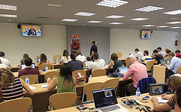 Periodistas en una saal de prensa.