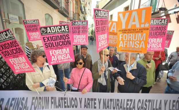 Concentración de afectados por la estafa de Fórum Filatélico en Valladolid el año pasado.