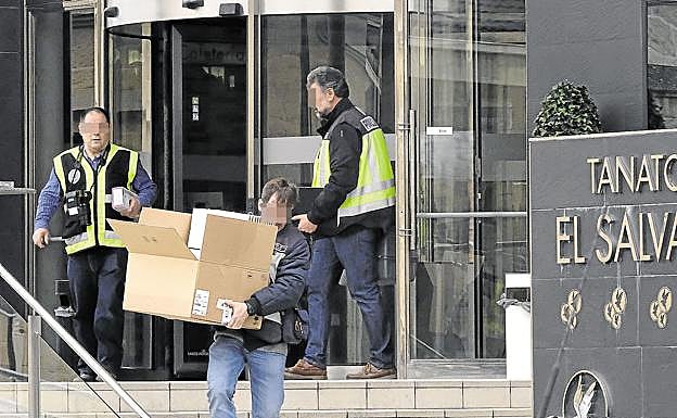 La Policía se lleva documentación del tanatorio El Salvador dentro de la operación Ignis. 