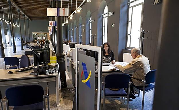 Contribuyentes reciben ayuda para elaborar su declaración.