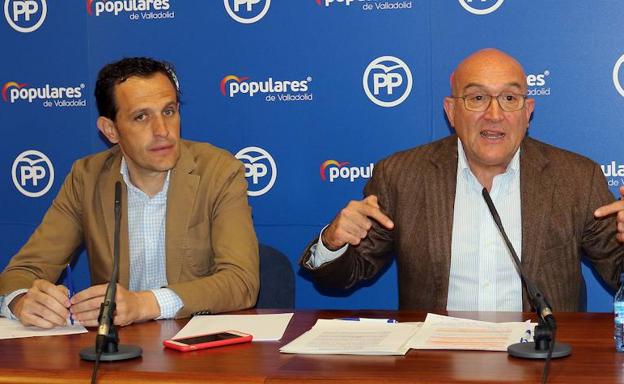 El presidente del PP, Jesús Julio Carnero (derecha), y el el coordinador de Acción Electoral, Conrado Íscar, durante la rueda de prensa de esta mañana. 