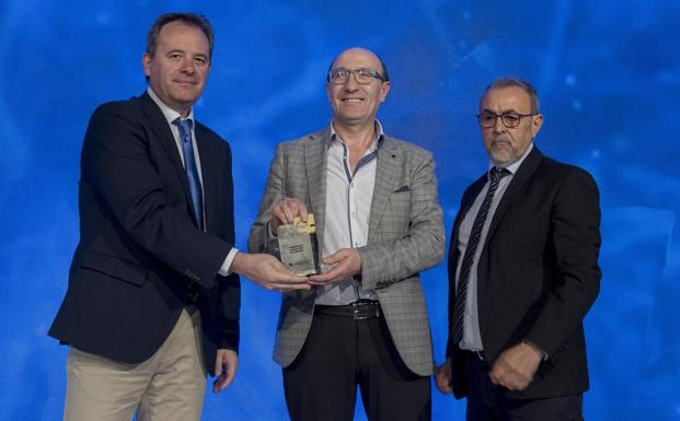 Ángel Ortiz, director de El Norte de Castilla, entrega el premio a Jesús Herreras y Roberto González.