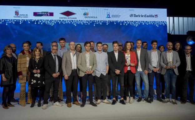 Organizadores, patrocinadores y premiados posan al final de la gala sobre el escenario.