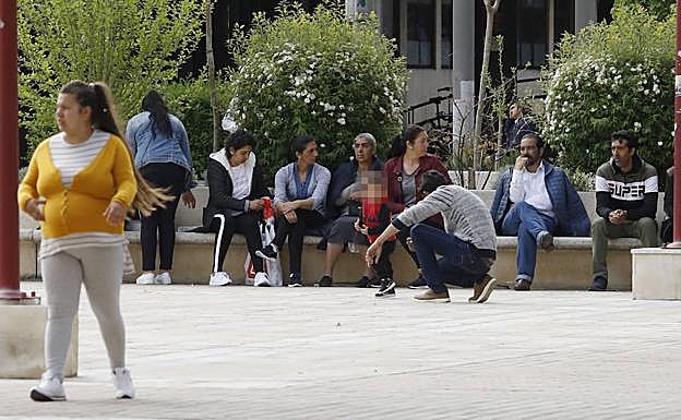 Familiares de los detenidos,en la plaza de los Juzgados de la capital palentina. 
