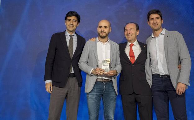 Ignacio Antolín, responsable de Relaciones Institucionales de Iberdrola, entrega el premio a Guillermo Vázquez, Eduardo Sánchez y Julián Andújar.