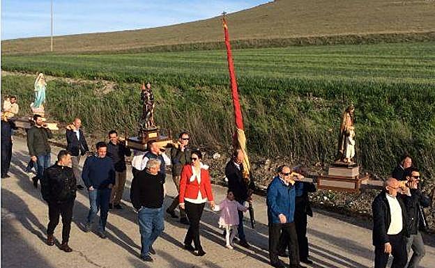Una comitiva de 17 pasos honró a San Miguel en Castrodeza. 