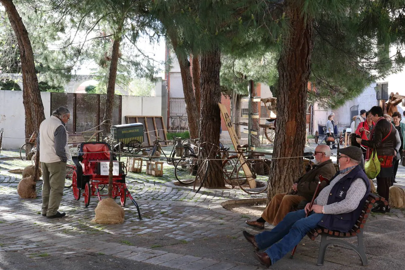 Cien puestos ambientados con la estética castellana del siglo XIX participan en esta edición, donde se podrán encontrar gran variedad de productos artesanos y de alimentación