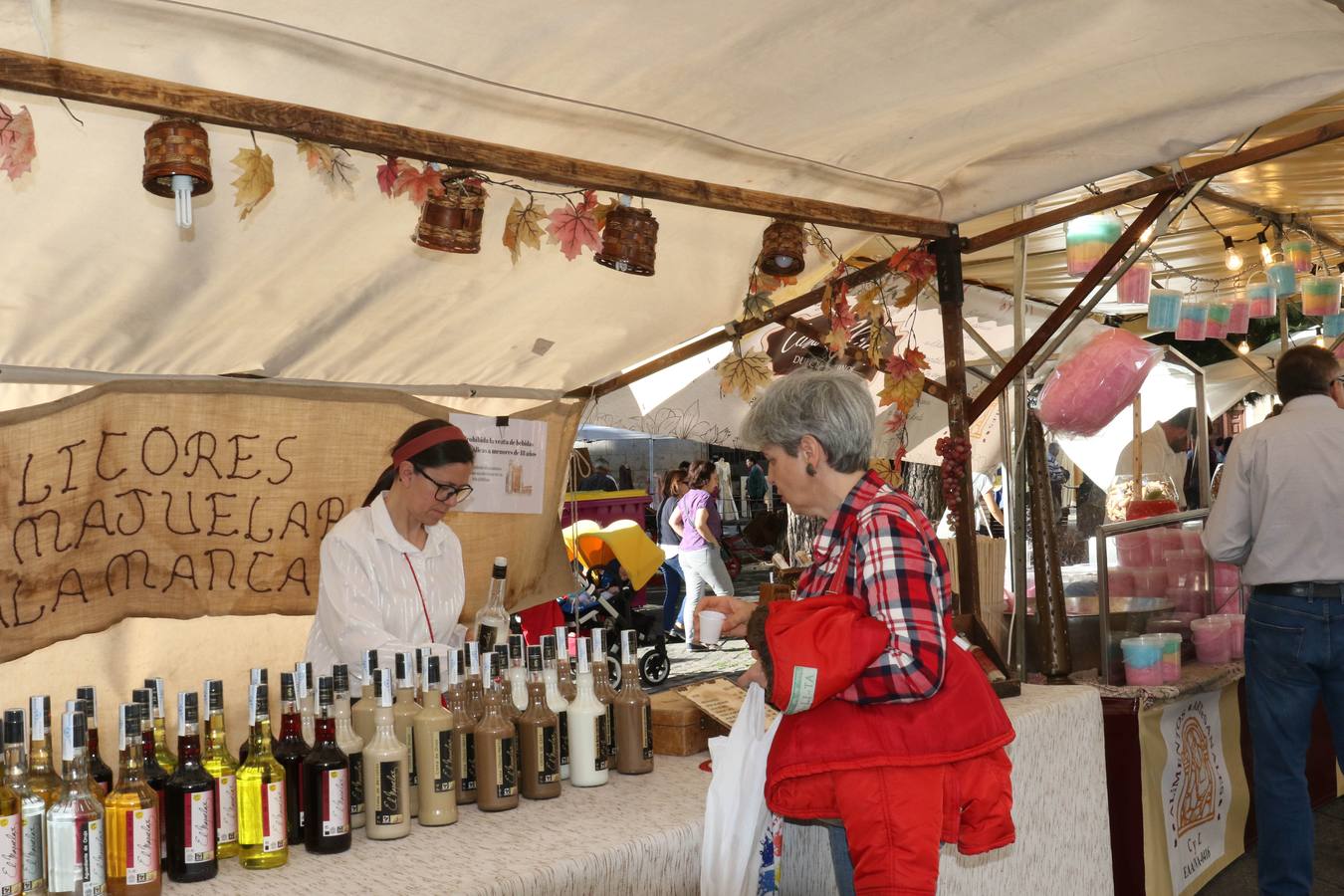 Cien puestos ambientados con la estética castellana del siglo XIX participan en esta edición, donde se podrán encontrar gran variedad de productos artesanos y de alimentación