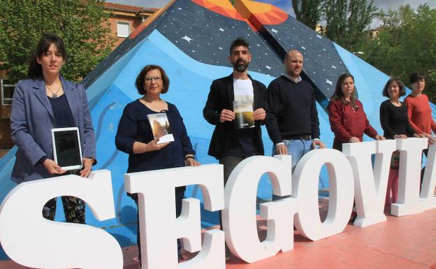 Miembros de la candidatura municipal y autonómica de Podemos-Equo y del equipo, en la pirámide de la plaza Fernán González.