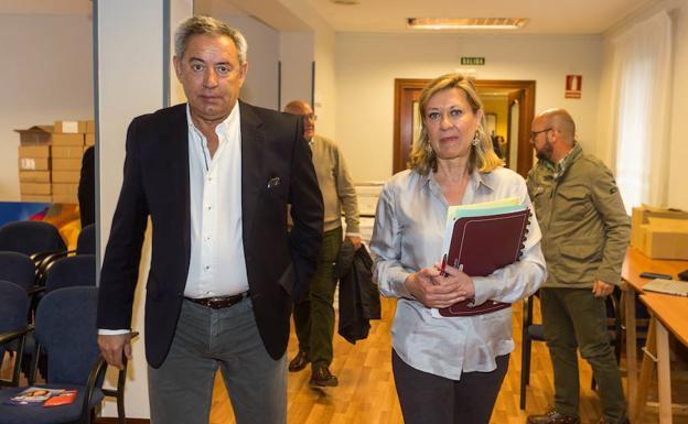 La candidata del PP al Ayuntamiento de Valladolid, Pilar del Olmo, junto al consejero de Hacienda de la Región de Murcia, Fernando de la Cierva. 