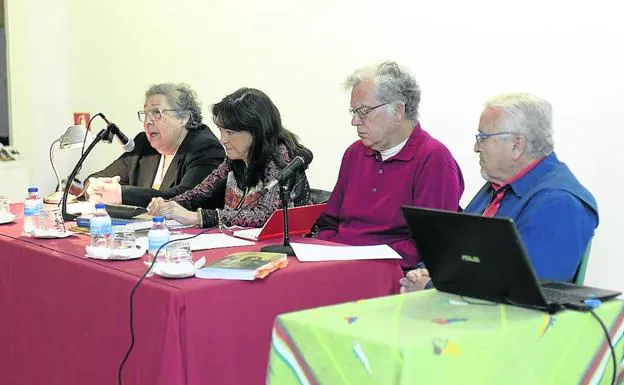 María Dolores Vila Tejero, Angélica Tanarro, Jorge Praga y Javier Vila Tejero, en el acto de presentación de 'Los cuadernines' de Delhy Tejero, ayer en Valladolid. 