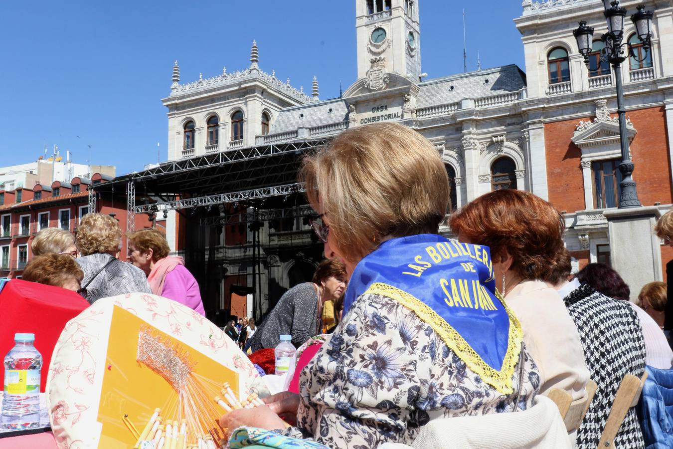 Fotos: Tercer encuentro de bolillos y vainicas en la Plaza Mayor de Valladolid