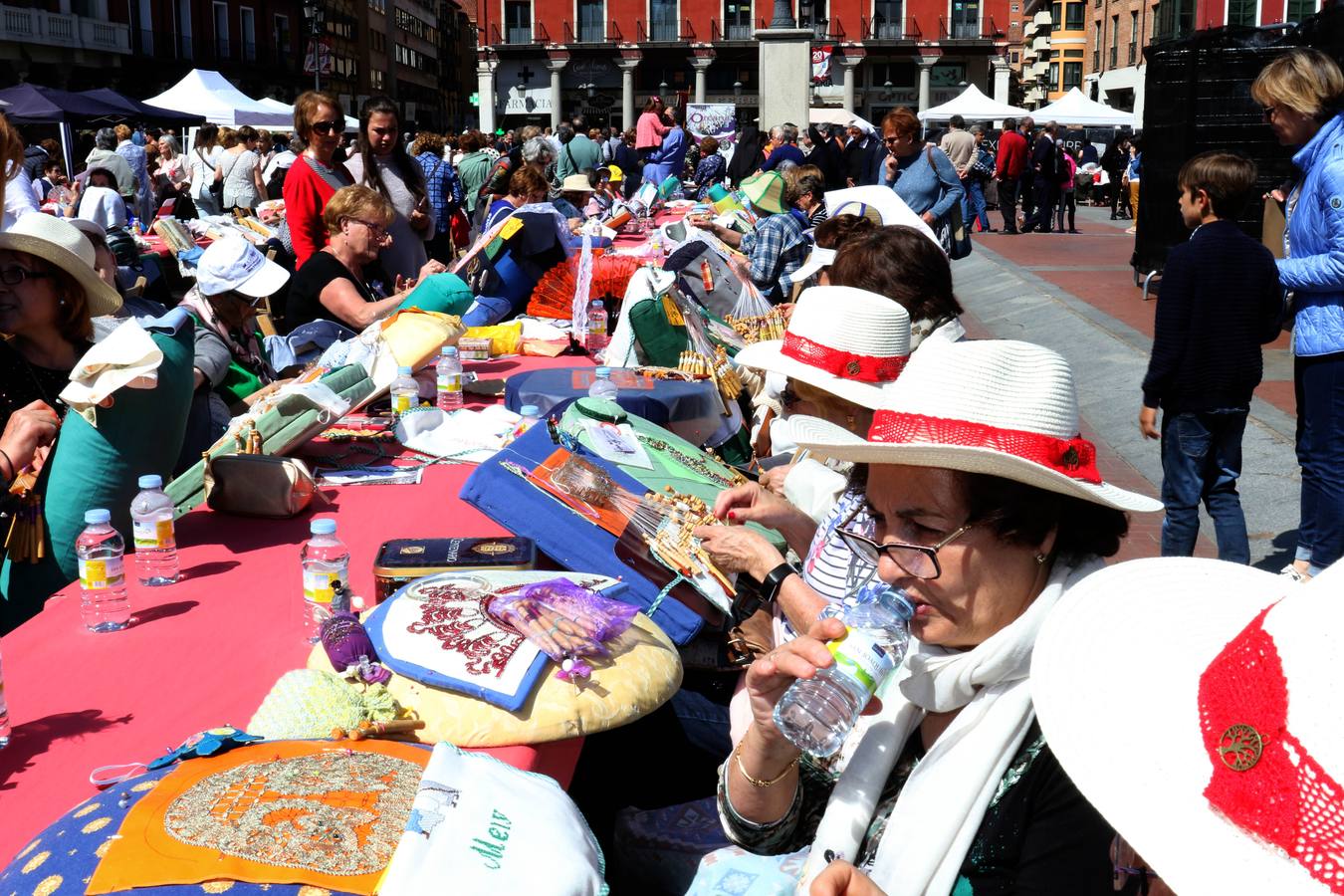 Fotos: Tercer encuentro de bolillos y vainicas en la Plaza Mayor de Valladolid