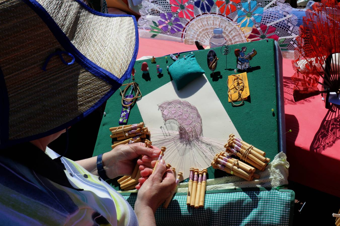 Fotos: Tercer encuentro de bolillos y vainicas en la Plaza Mayor de Valladolid