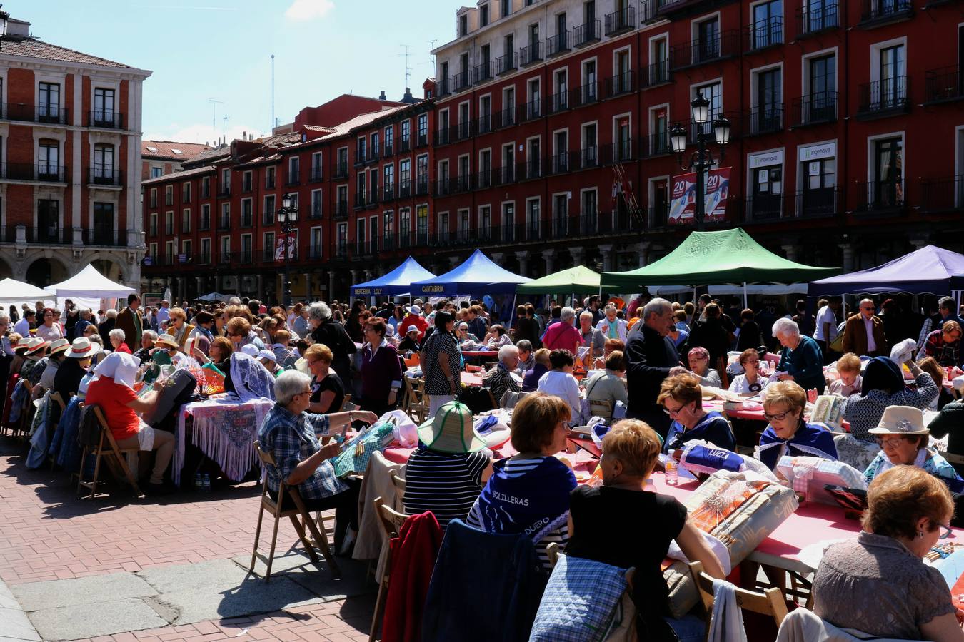 Fotos: Tercer encuentro de bolillos y vainicas en la Plaza Mayor de Valladolid