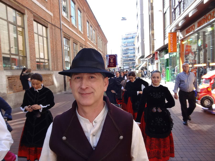 Fotos: Pasacalles y ofrenda floral a San Pedro Regalado