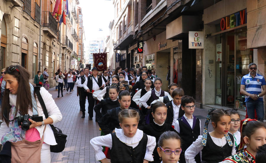 Fotos: Pasacalles y ofrenda floral a San Pedro Regalado