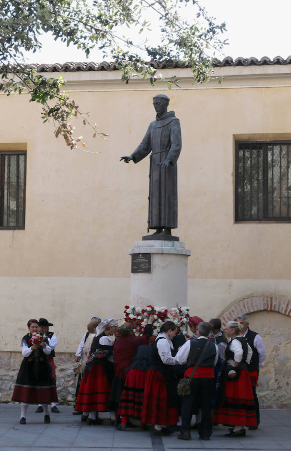 Fotos: Pasacalles y ofrenda floral a San Pedro Regalado