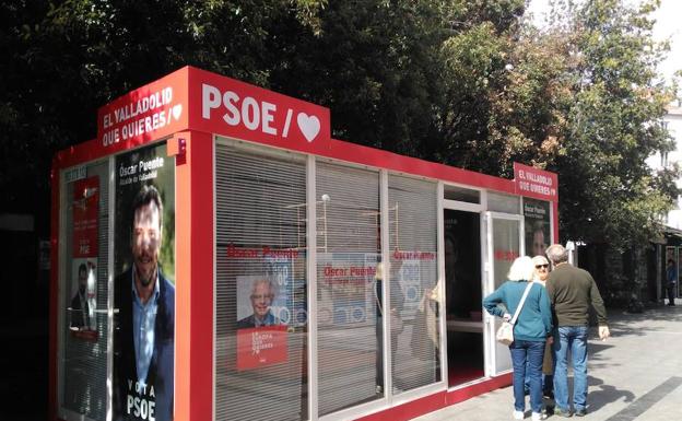 Imagen principal - Casetas del PP y PSOE y Martín Fernández Antolín, de Ciudadanos, en el mercado del Val. 