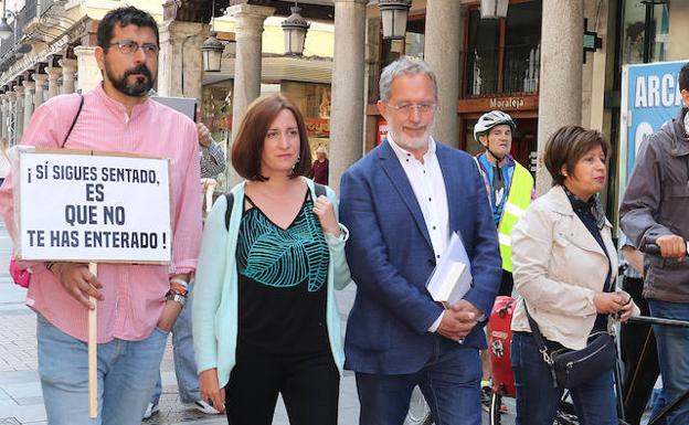 Los candidatos de Toma la Palabra, durante la concentración por las pensiones en Fuente Dorada. 