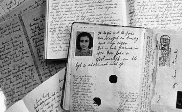 El pasaporte y el diario manuscrito de la Ana Frank, escrito en Ámsterdam durante la Segunda Guerra Mundial. 