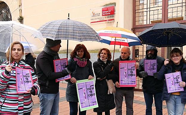 Concentracion ante la Direccion Provincial de Educacion en apoyo a las chicas que sufrieron una presunta agresion sexual en Portugal. 