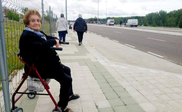 Justa Sánchez sentada en su andador a unos metros de la entrada a la fiesta de la ITA.