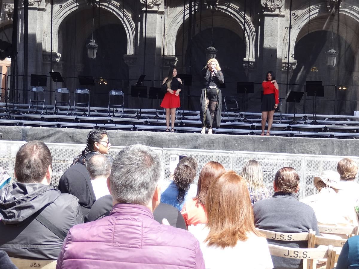 Fotos: Danzas latinas en la Plaza Mayor de Valladolid