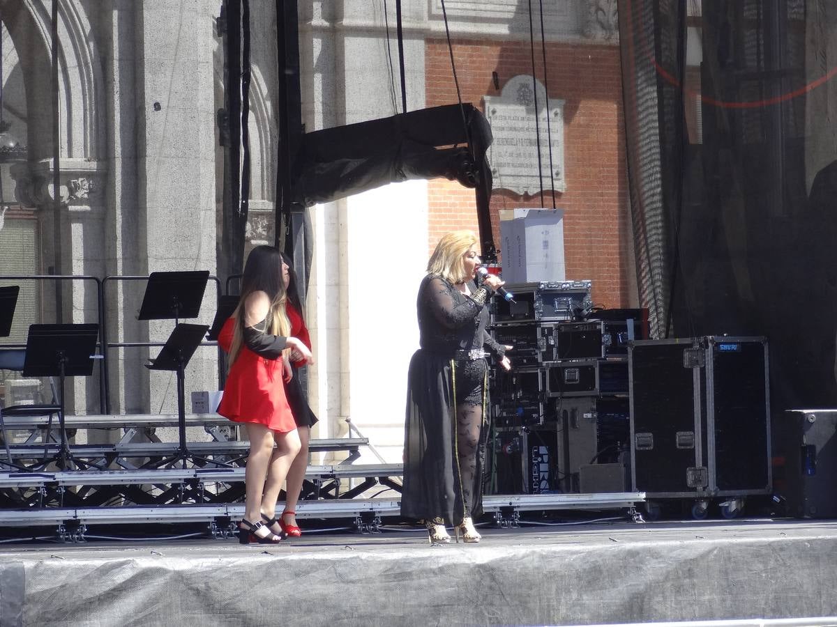 Fotos: Danzas latinas en la Plaza Mayor de Valladolid