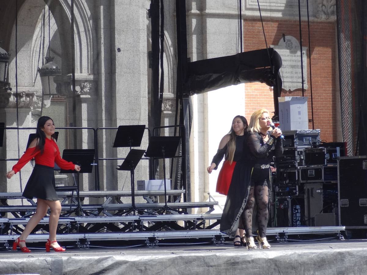 Fotos: Danzas latinas en la Plaza Mayor de Valladolid