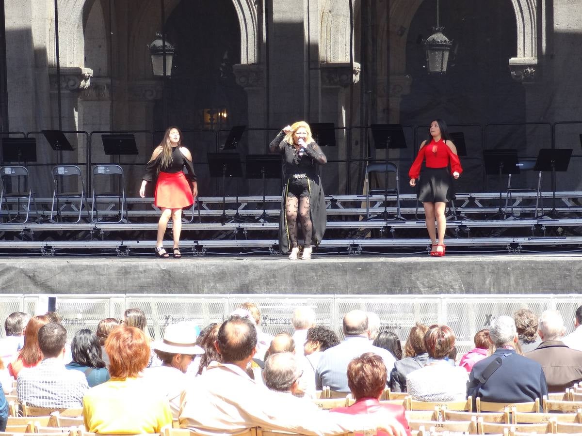 Fotos: Danzas latinas en la Plaza Mayor de Valladolid