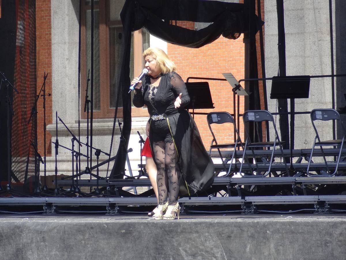 Fotos: Danzas latinas en la Plaza Mayor de Valladolid