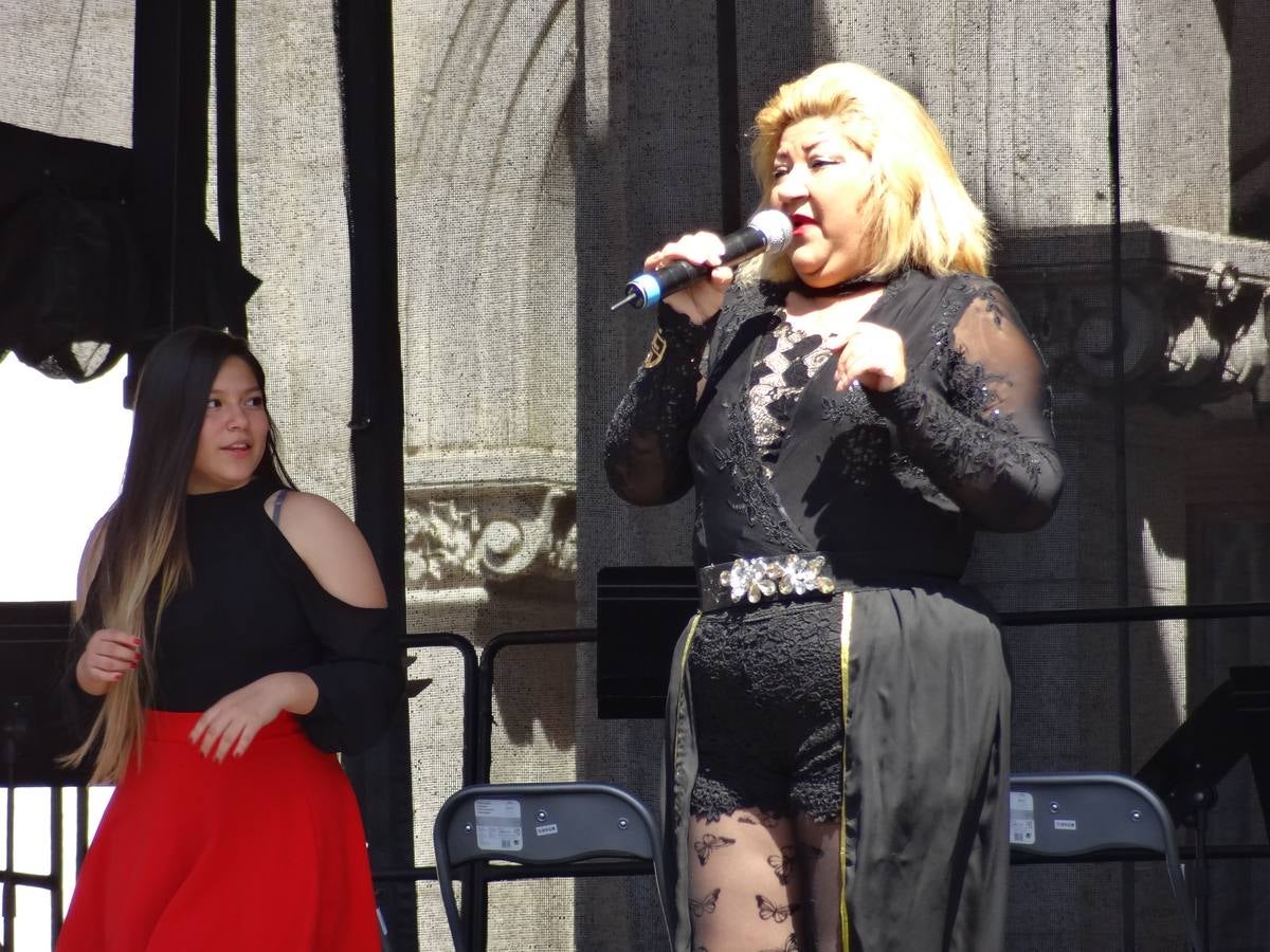 Fotos: Danzas latinas en la Plaza Mayor de Valladolid