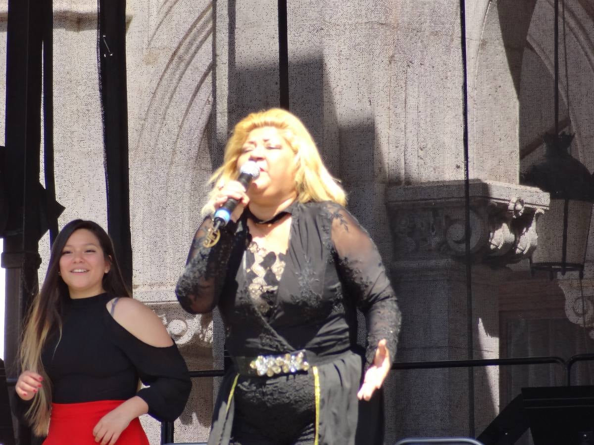Fotos: Danzas latinas en la Plaza Mayor de Valladolid