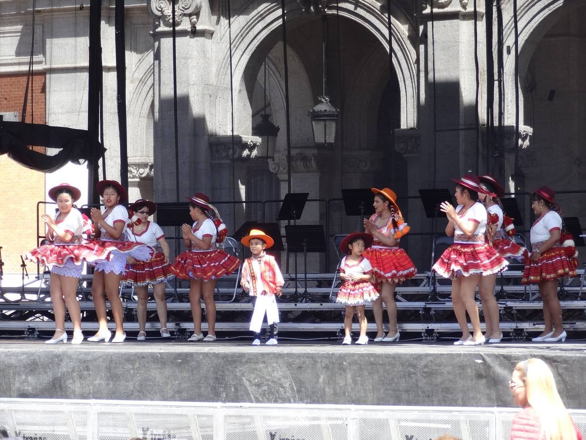 Fotos: Danzas latinas en la Plaza Mayor de Valladolid