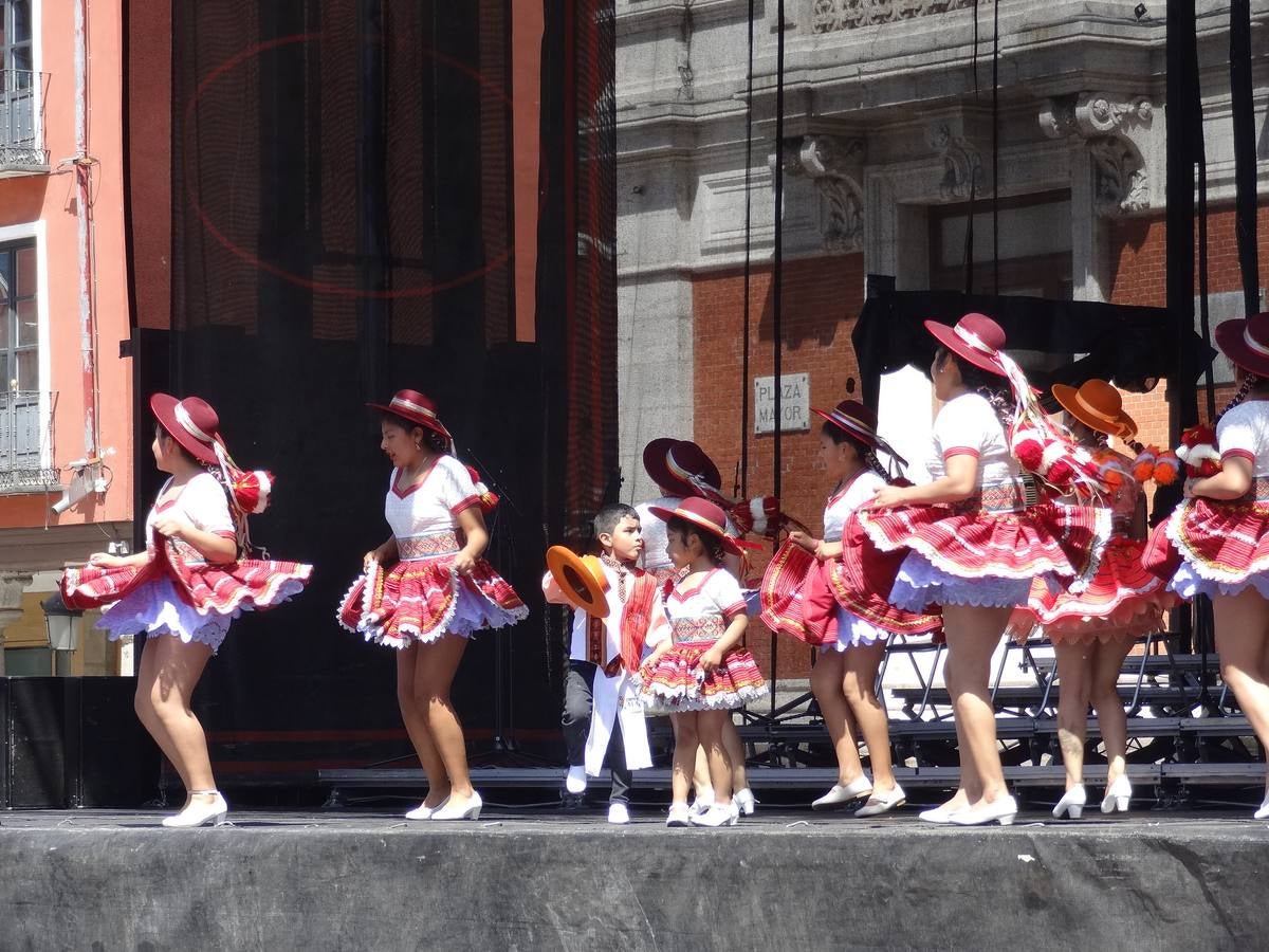 Fotos: Danzas latinas en la Plaza Mayor de Valladolid