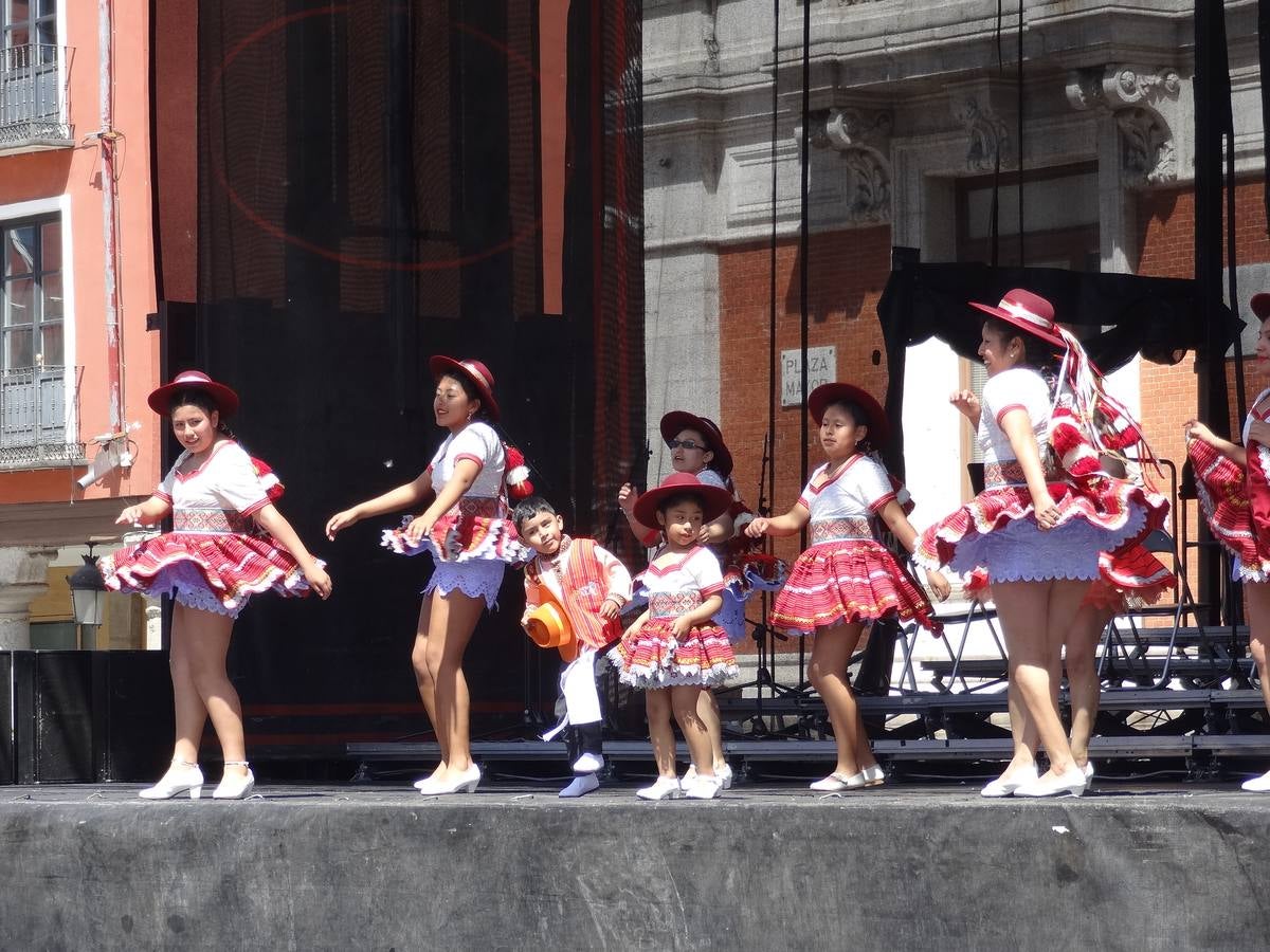 Fotos: Danzas latinas en la Plaza Mayor de Valladolid