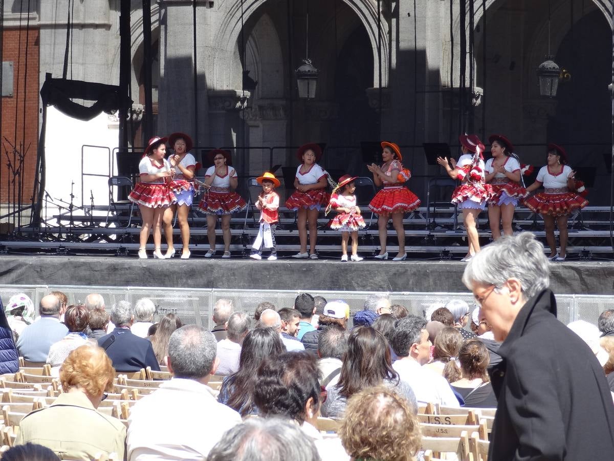 Fotos: Danzas latinas en la Plaza Mayor de Valladolid