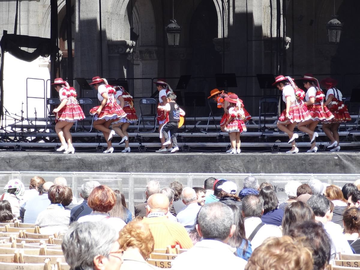 Fotos: Danzas latinas en la Plaza Mayor de Valladolid