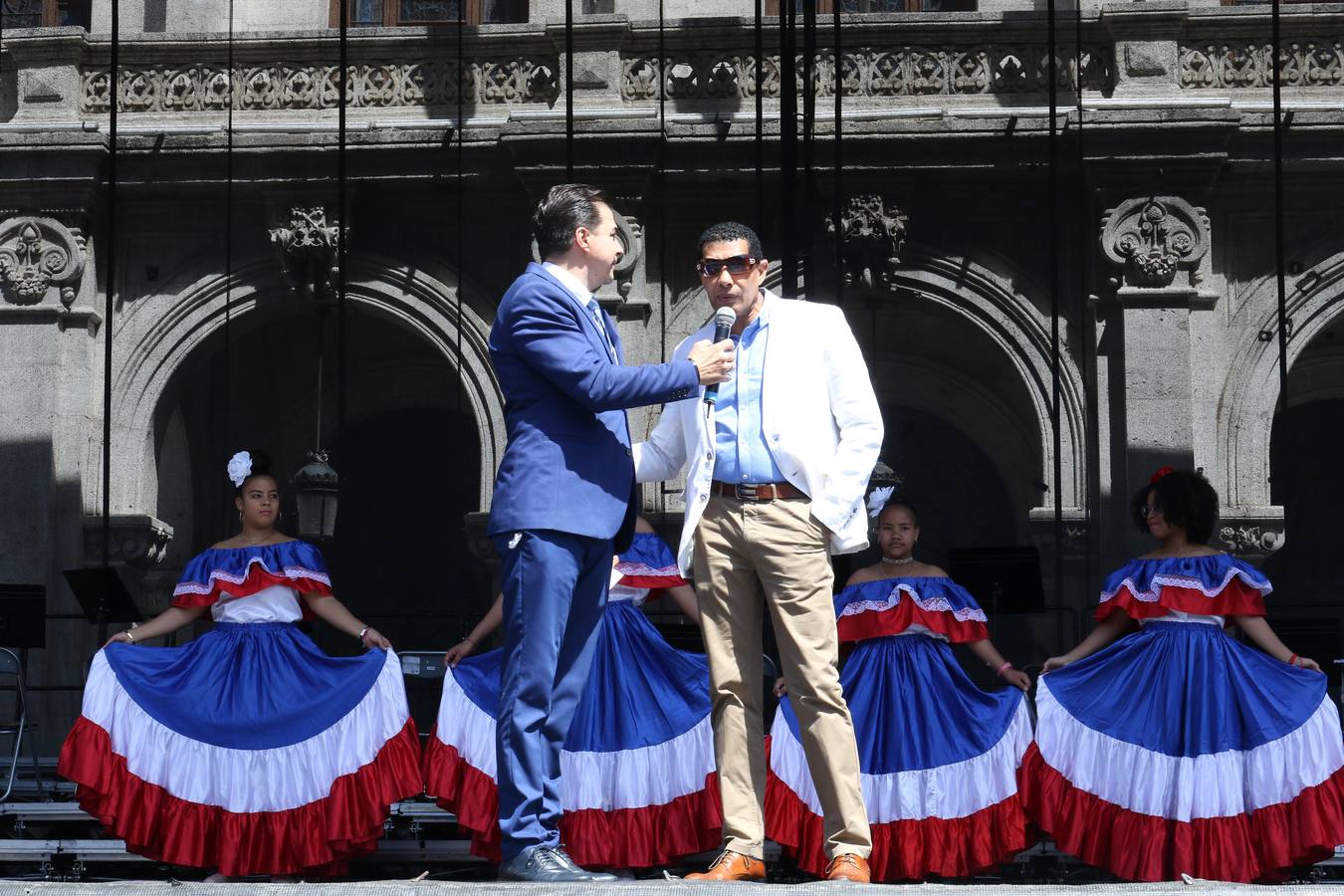 Fotos: Danzas latinas en la Plaza Mayor de Valladolid