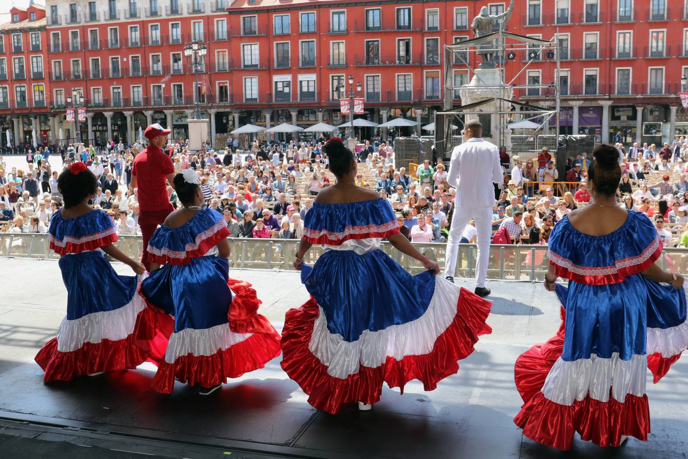 Fotos: Danzas latinas en la Plaza Mayor de Valladolid