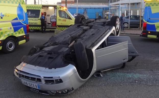 El turismo volcado en la calle Daniel del Olmo, en el que viajaba la familia.