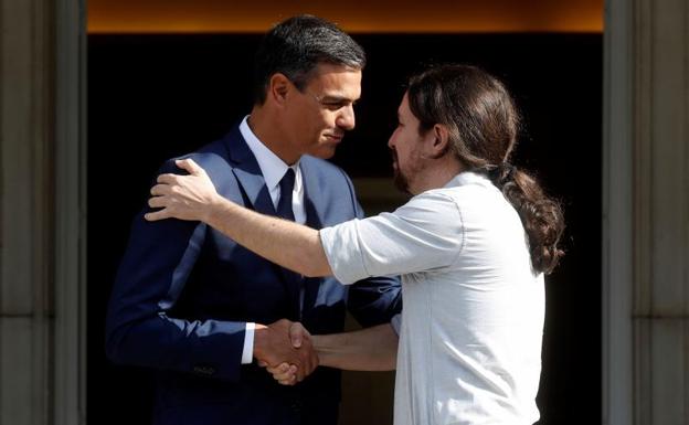 Pedro Sánchez recibe a Pablo Iglesias en la Moncloa en septiembre de 2018. 