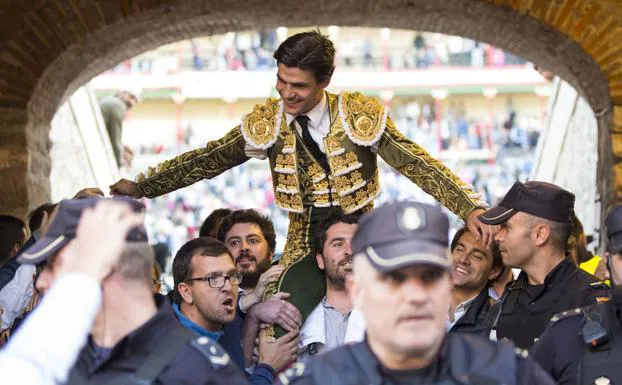 Pablo Aguado, en hombros por la Puerta Grande.