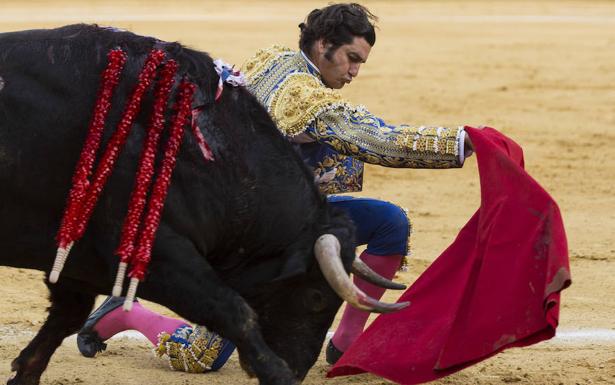 Imagen principal - Arriba, Morante durante la faena. Pablo Aguado, a porta gayola. José María Manzanares, con la izquierda, en la última imagen.